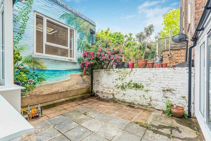 3 Bedroom Flat To Rent In St. Anns Villas, London, W11