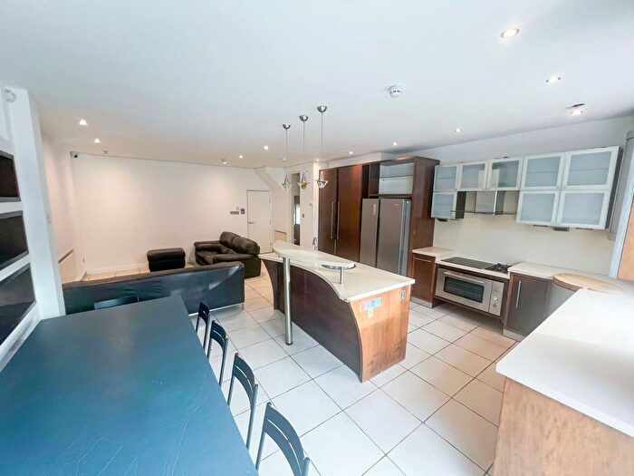 6 Bedroom Semi-Detached House To Rent In London, NW4