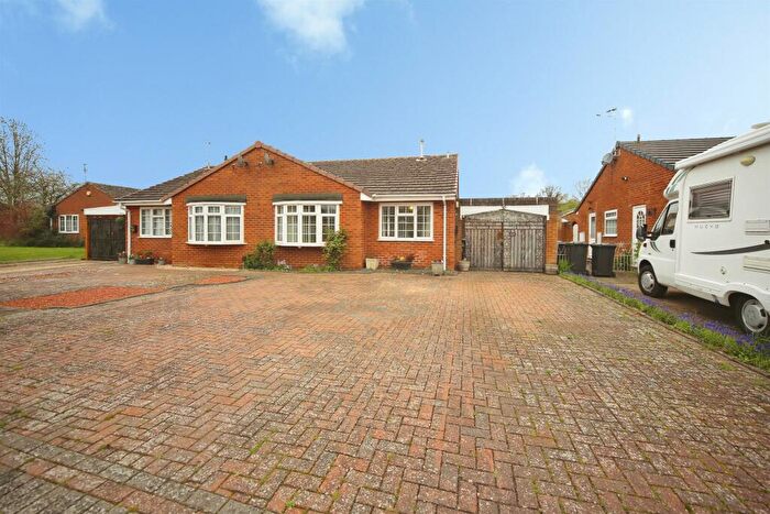 2 Bedroom Semi-Detached Bungalow For Sale In Dovehouse Drive, Wellesbourne, Warwick, CV35