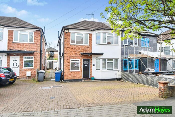 3 Bedroom Semi-Detached House For Sale In Hutton Grove, North Finchley, N12