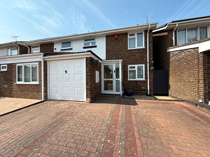 3 Bedroom Semi-Detached House For Sale In Campian Close, Dunstable, LU6