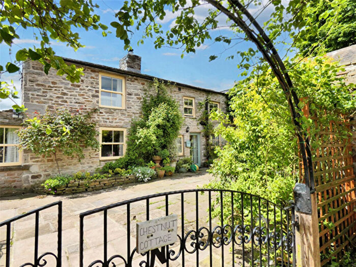 4 Bedroom Semi-Detached House For Sale In Chestnut Cottage Carperby, Leyburn, DL8
