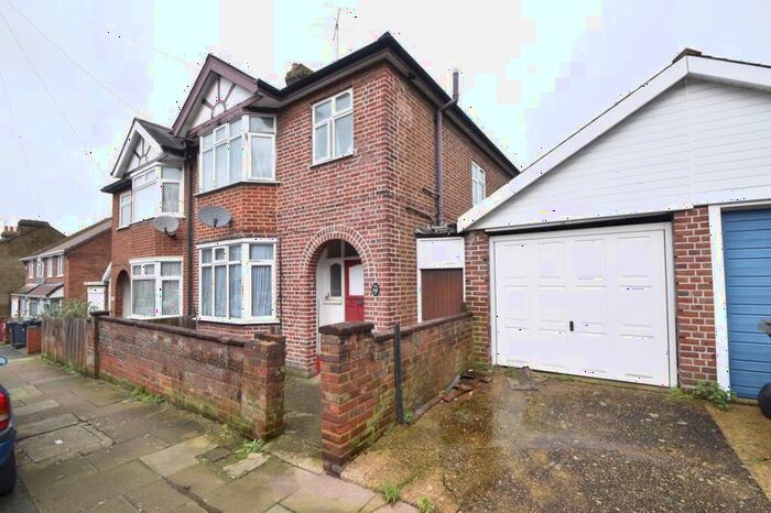 4 Bedroom Semi-Detached House To Rent In Cowper Street, Luton, LU1