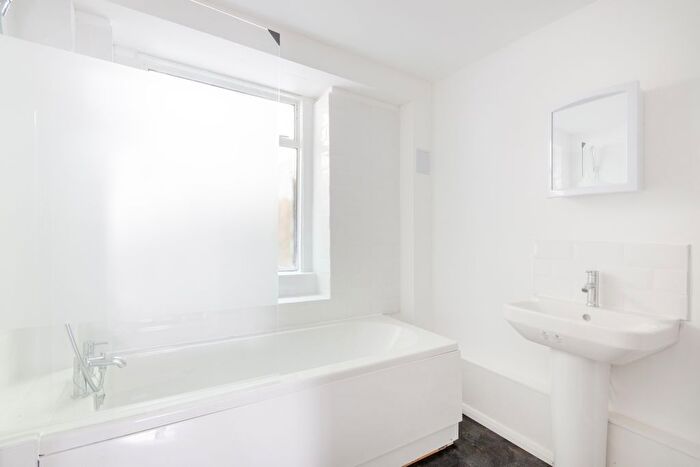 2 Bedroom Flat To Rent In Arterberry Road, London, SW20