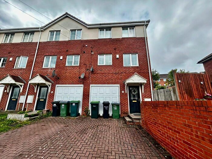 3 Bedroom Town House For Sale In Bedford Road, West Bromwich, Birmingham, B71