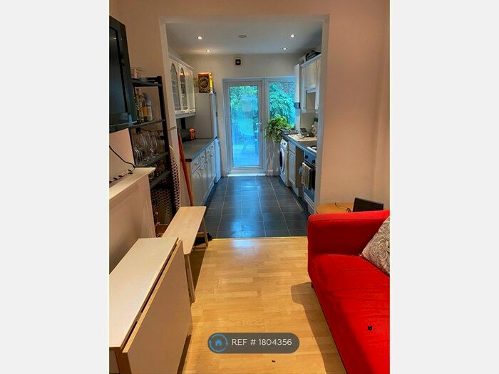 3 Bedroom Maisonette To Rent In Clapham Common South Side, London, SW4