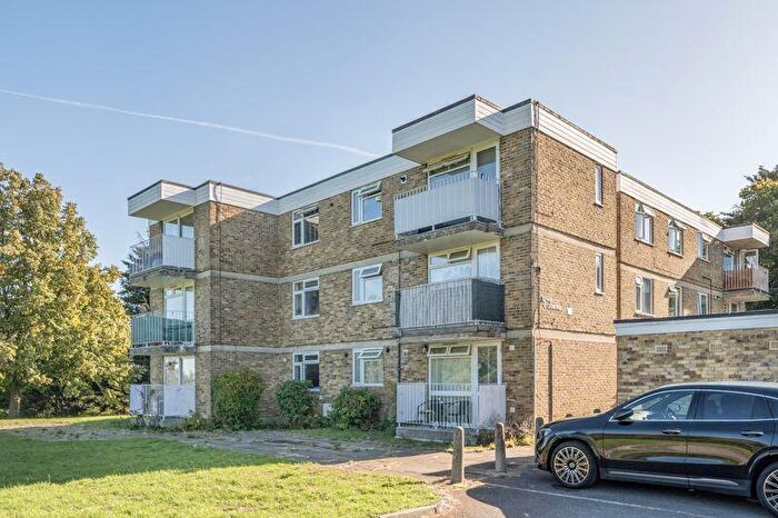 2 Bedroom Flat For Sale In Coleswood, Simmons Close, N20