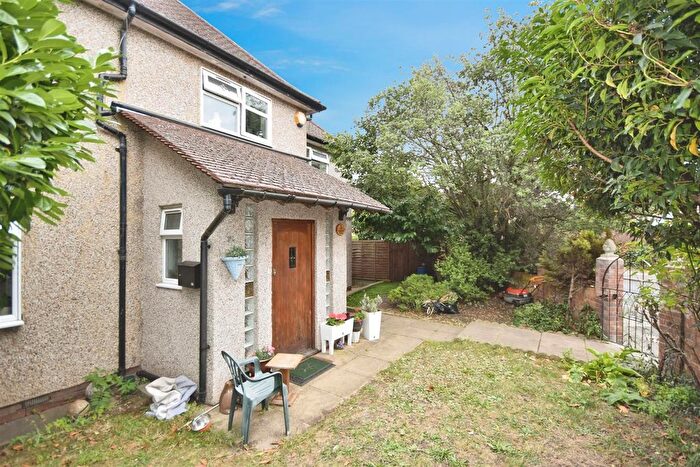 4 Bedroom Semi-Detached House For Sale In Brentwick Gardens, Brentford, TW8