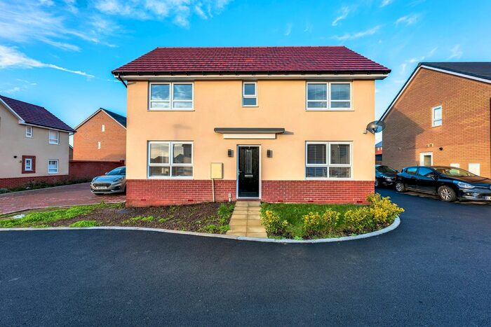 4 Bedroom Detached House To Rent In Hilton Crescent, Hullbridge, SS5