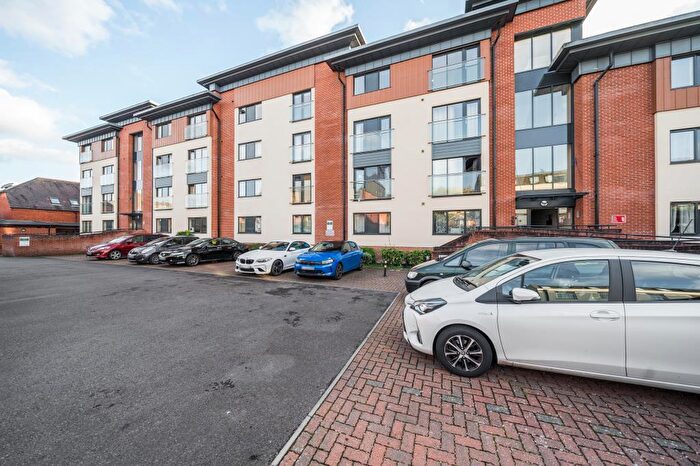 2 Bedroom Flat For Sale In Newbury Town Centre, Berkshire, RG14