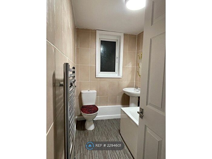4 Bedroom Terraced House To Rent In Southfield Mount, Armley, Leeds, LS12