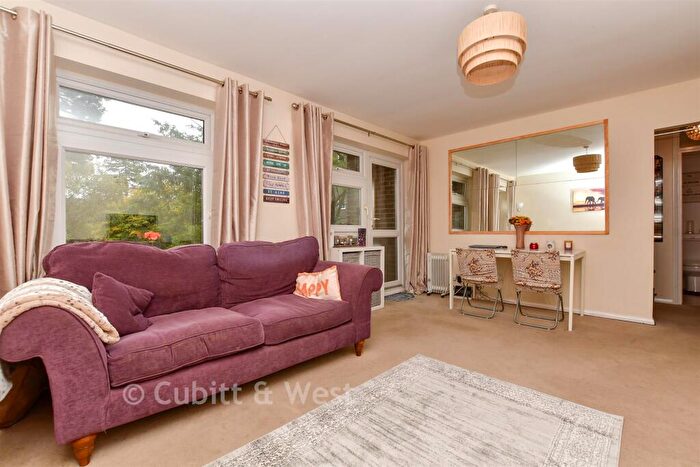 2 Bedroom Flat For Sale In Westmoreland Drive, Sutton, Surrey, SM2