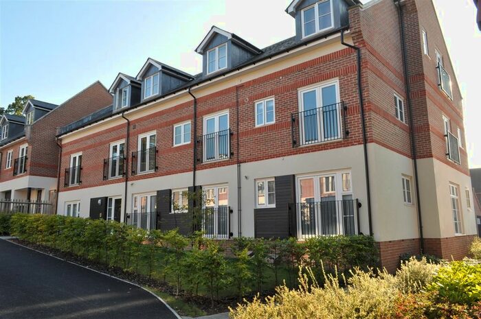 2 Bedroom Flat To Rent In Weatherill Close, Guildford, GU1