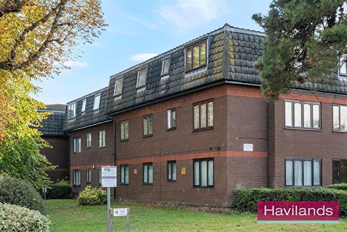 2 Bedroom Flat For Sale In Woodridge Close, Enfield, EN2