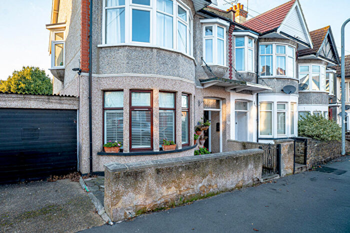 1 Bedroom Apartment For Sale In Beedell Avenue, Westcliff-on-sea, SS0