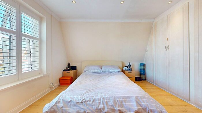 2 Bedroom Flat To Rent In Robinson Road, Tooting Broadway, London, SW17