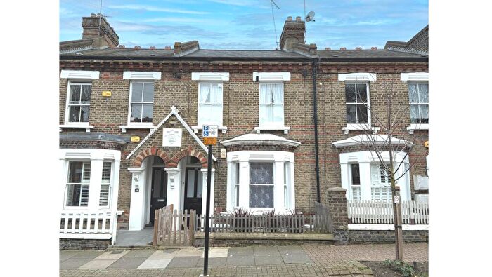 1 Bedroom Flat For Sale In Lower Flat, Grayshott Road, Battersea, London, SW11