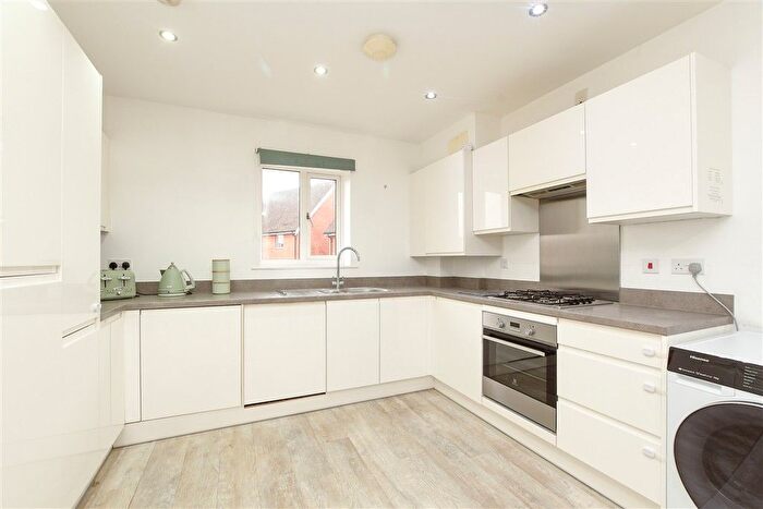 2 Bedroom Flat For Sale In Westvale Road, Horley, Surrey, RH6