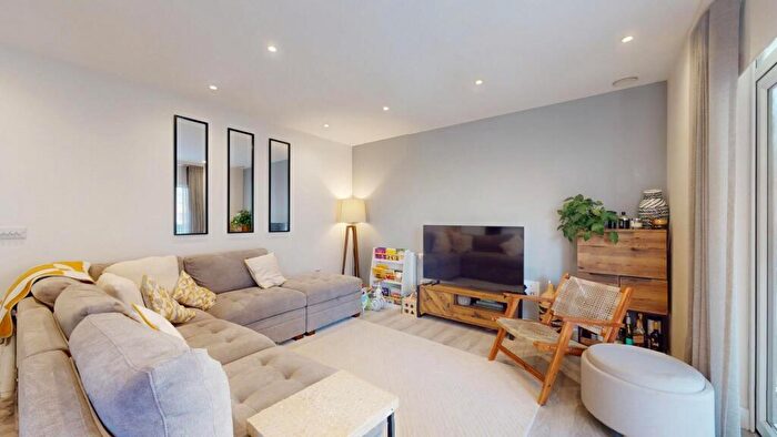 2 Bedroom Flat To Rent In Lakeside Drive, London, NW10