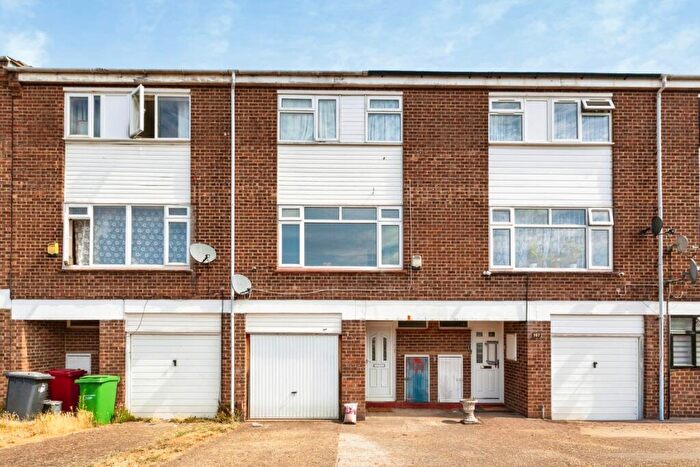 4 Bedroom Terraced House To Rent In Weekes Drive, Slough, Berkshire, SL1