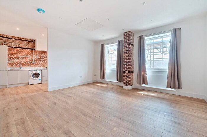 Flat To Rent In Staple Gardens, Winchester, Hampshire, SO23