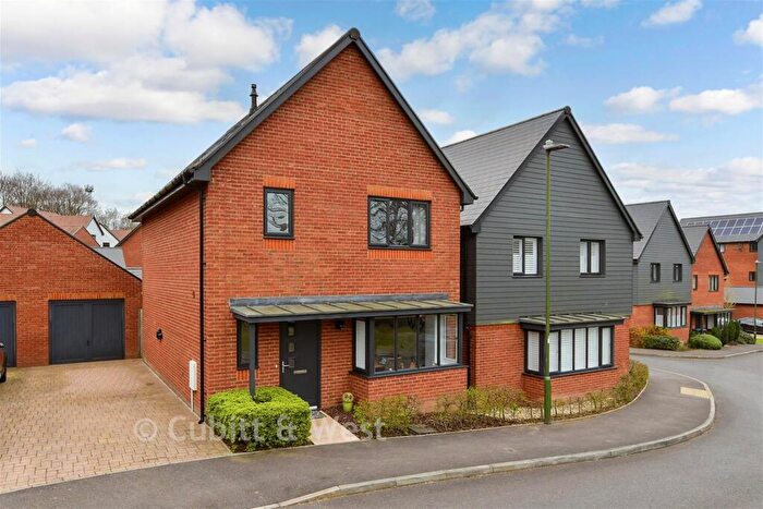 3 Bedroom Detached House For Sale In Thompson Way, Handcross, West Sussex, RH17