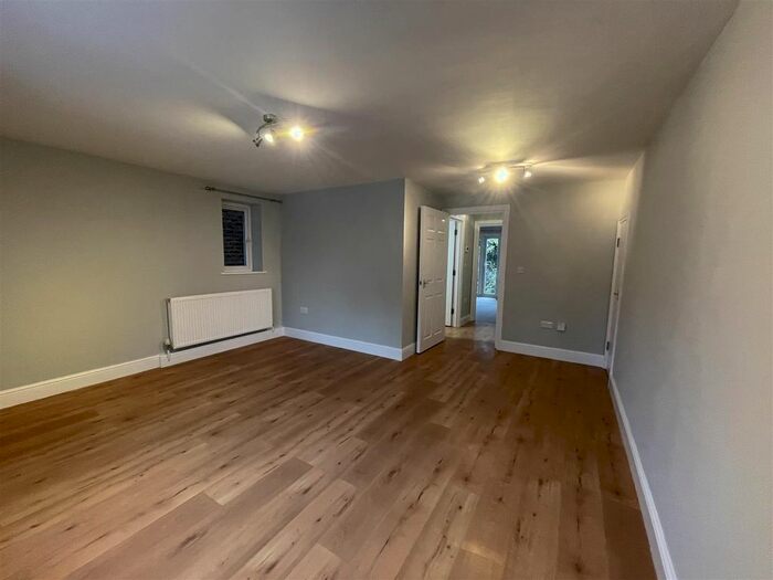 2 Bedroom Flat To Rent In Hempstead Road, Uckfield TN22