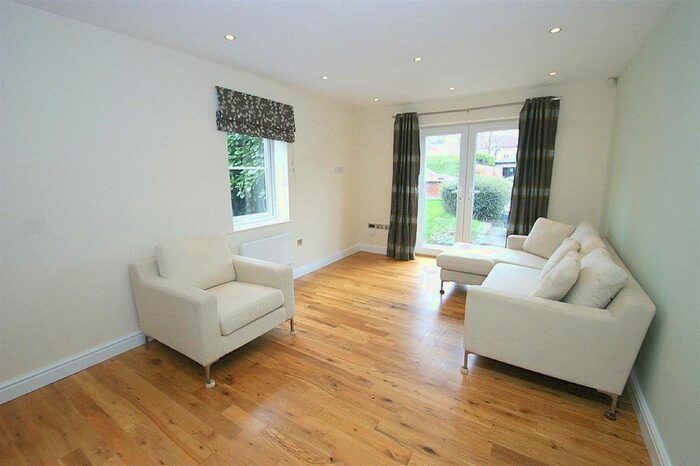 2 Bedroom Flat To Rent In Sutherland Avenue, Roundhay, Leeds, LS8