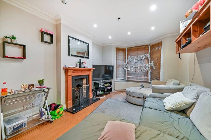 3 Bedroom Semi-detached House For Sale In Queens Road, Feltham, TW13