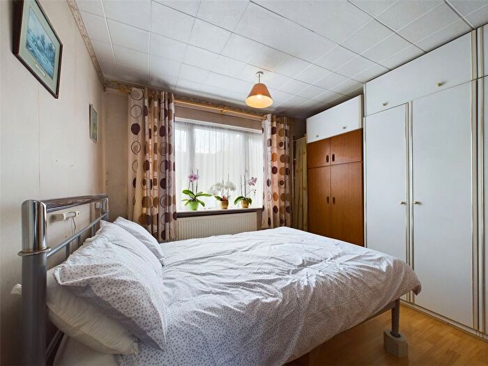 2 Bedroom Flat For Sale In Chase Cross Road, Romford, RM5