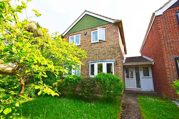3 Bedroom Link Detached House To Rent In Smarden Walk, Rainham, Gillingham, ME8