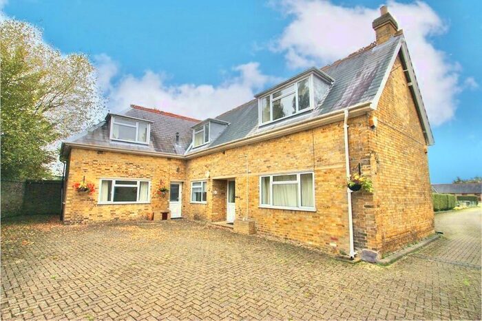 2 Bedroom Flat To Rent In Wood Lane, Iver, Buckinghamshire, SL0