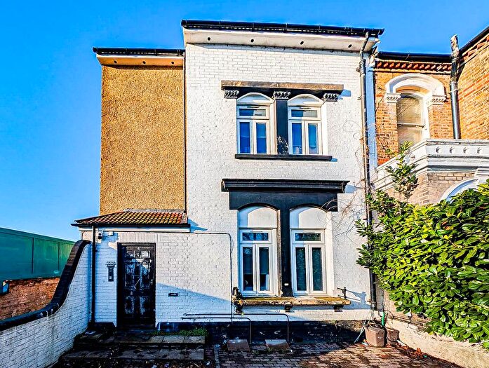 3 Bedroom Flat To Rent In Morden Road, London, SW19