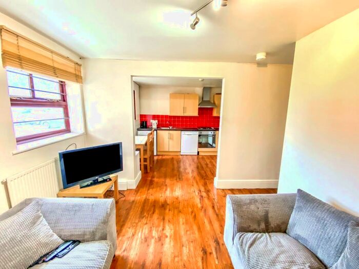 3 Bedroom Ground Flat To Rent In Kelso Heights, Hyde Park, LS3