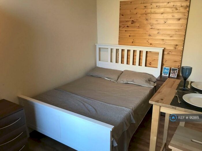 Studio To Rent In London, London, N7