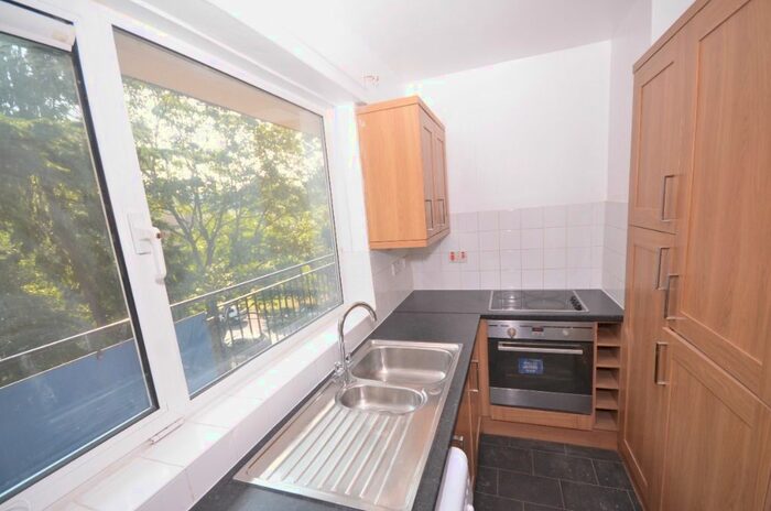 3 Bedroom Flat To Rent In Bowen Drive, West Dulwich, London, SE21