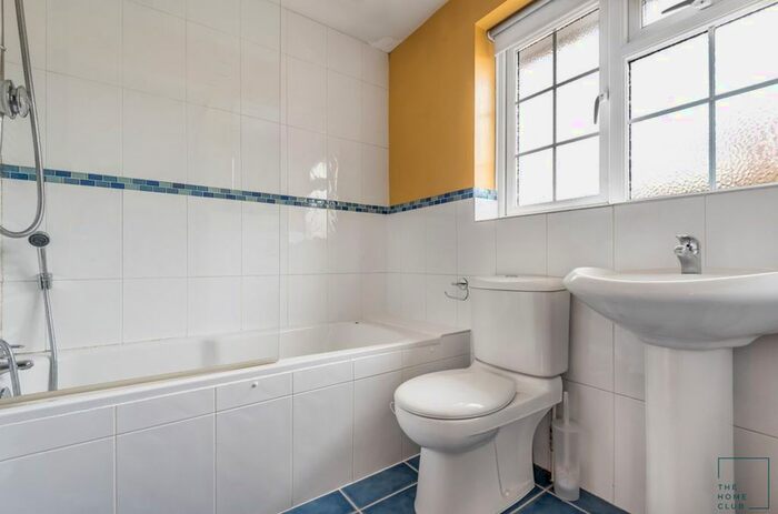 4 Bedroom Semi-Detached House To Rent In Lynwood, Guildford, GU2