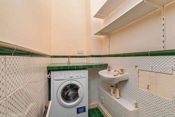 1 Bedroom Flat For Sale In Catherines Close, Catherine-De-Barnes, Solihull, B91