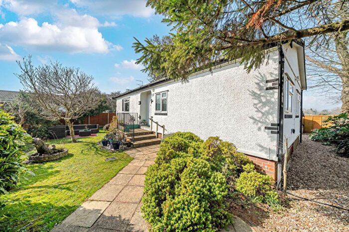 2 Bedroom Mobile/park Home For Sale In High View Park, Kings Langley, Hertfordshire, WD4