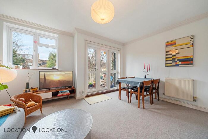 2 Bedroom Flat For Sale In Darville Road, London, N16
