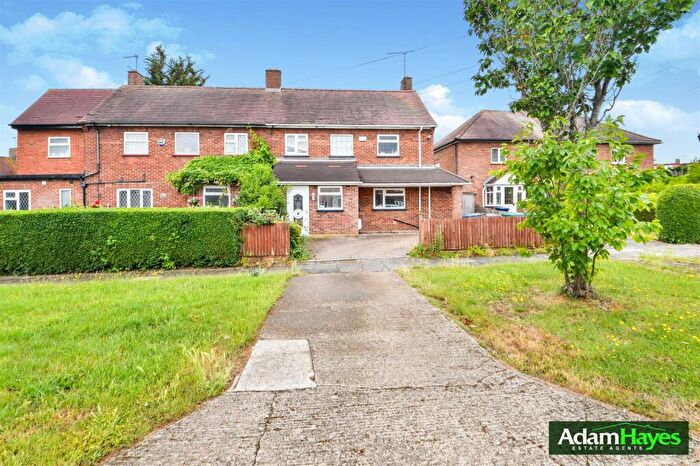 3 Bedroom Semi-Detached House For Sale In Edwyn Close, Barnet, EN5