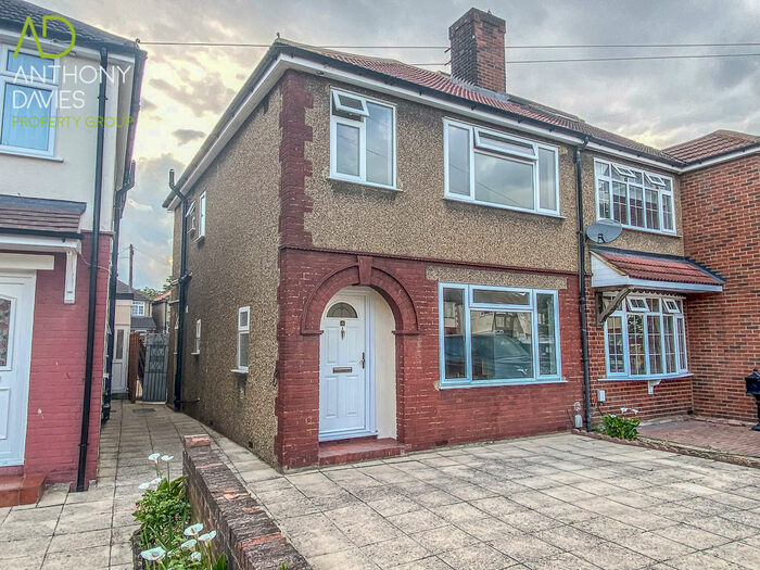 3 Bedroom End Of Terrace House To Rent In Manor Road, Hoddesdon, EN11