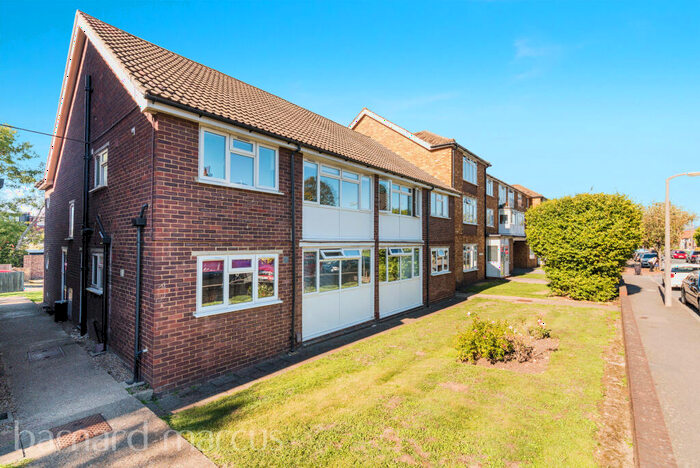 2 Bedroom Flat To Rent In St Philips Avenue, Worcester Park, KT4