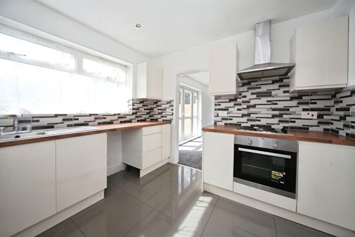 3 Bedroom Semi-Detached House For Sale In Hanswick Close, Luton, LU2