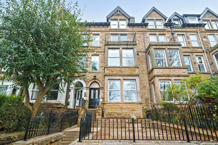 2 Bedroom Flat For Sale In Valley Drive, Harrogate, HG2