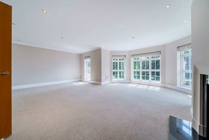 3 Bedroom Flat To Rent In Mountview Close, Hampstead Garden Suburb, London, NW11