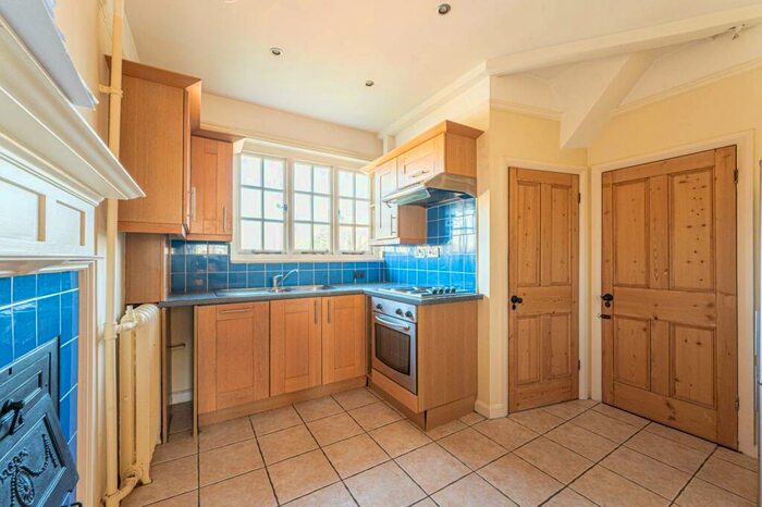 3 Bedroom Flat To Rent In Temple Fortune Lane, Hampstead Garden Suburb, London, NW11
