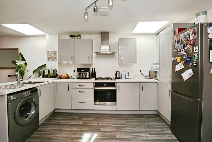 2 Bedroom Detached House For Sale In Gatekeeper Hill, Curbridge, Southampton, Hampshire, SO30