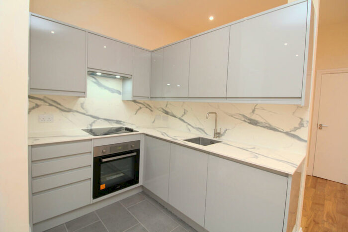 Flat To Rent In High Street, London, SE20