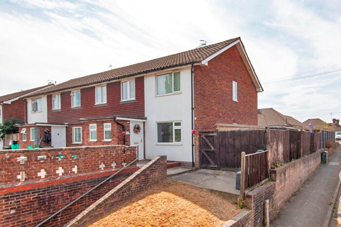2 Bedroom Flat For Sale In Headley Court, Edenbridge, TN8